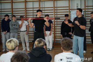 Influencer AJ z uczniami w Zespole Szkół Ekologiczno-Transportowych w Gdyni 