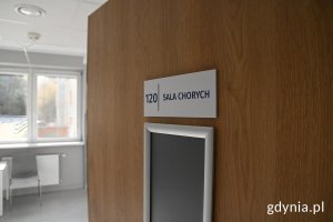 Tabliczka na drzwiach z napisem: sala chorych