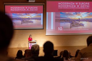Wiceprezydentka Gdyni Oktawia Gorzeńska podczas panelu otwierającego konferencję „Modernizm w Europie – modernizm w Gdyni” – dzień pierwszy, piątek, 18 września (fot. Kamil Złoch)