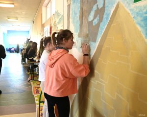 Uczniowie SP nr 47 realizują sw&oacute;j projekt (fot. Aneta Marczak)