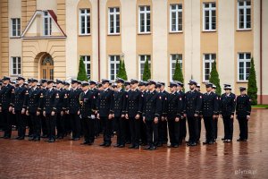 Uroczystość promocji na stopnie oficerskie dla absolwentów kursów oficerskich na Akademii Marynarki Wojennej w Gdyni (fot. Kamil Złoch)