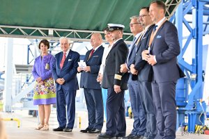 Od lewej: Dan Sten Olsson - prezes grupy Stena AB oraz właściciel Stena Line wraz z żoną, Marek Kiersnowski - dyrektor Stena Line Polska, wiceprezydent Gdyni Katarzyna Gruszecka-Spychała, kpt. ż. w. Wojciech Jurgas - kapitan promu "Stena Estelle", Niclas Mårtensson, dyrektor zarządzający koncernu Stena Line, Marcin Horała - sekretarz stanu w Ministerstwie Funduszy i Polityki Regionalnej oraz Jacek Sadaj - prezes Portu Gdynia stoją na scenie podczas uroczystości nadania nazwy nowemu promowi // fot. Michał Puszczewicz 