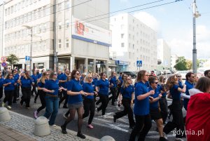 Grupa Gdynian w trakcie kręcenia scen na ulicy Świetojańskiej