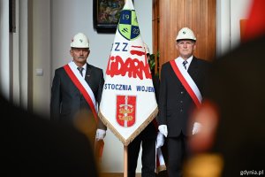 Dw&oacute;ch przedstawicieli NZSS Solidarność ze sztandarem na mszy w Kościele Garnizonowym