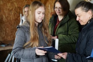 Dorota Marszałek-Jalowska, zastępczyni naczelnika Wydziału Środowiska UMG wręcza nagrodę jednej z laureatek