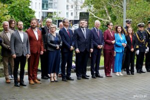 W uroczystościach z okazji 87. rocznicy wybuchu II wojny światowej na Cmentarzu Wojennym w Redłowie wzięli udział m.in. (od lewej): radni Gdyni Norbert Anisowicz, Łukasz Strzałkowski i Agnieszka Tokarska, wiceprezydent Gdyni Rafał Geremek, przewodniczący Rady Miasta Gdyni Tadeusz Szemiot, senator Sławomir Rybicki oraz posłanki Wioleta Tomczak i Dorota Arciszewska-Mielewczyk 