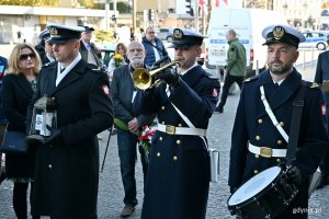 Trębacz i werblista w okolicy tablicy pamiątkowej, kt&oacute;ra znajduje się na fasadzie Dworca PKP Gdynia Gł&oacute;wna, podczas uroczystości z okazji 87. rocznicy pierwszych wysiedleń Gdynian