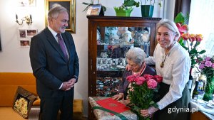 Prezydent Miasta Gdyni Wojciech Szczurek wręcza kwiaty i składa życzenia jubilatce Pani Modeście Maciejowskiej 