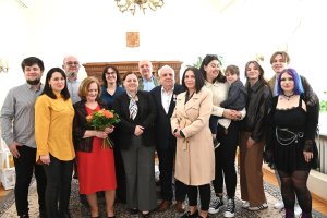 Grupa odświętnie ubranych ludzi