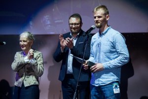 Wiceprezydent Marek Łucyk wręczył laureatom naWiceprezydent Gdyni Marek Łucyk i Anna Milewska wręczają Nagrodę im. Andrzeja Zawady Jackowi Matuszkowi // fot. Przemysław Kozłowskigrody i wyróznienia // fot. Przemysław Kozłowski