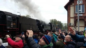 Ludzie fotografują pociąg