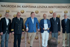 Od lewej: Paweł Brutel - dyrektor Gdyńskiego Centrum Sportu, kpt. ż. w. Mariusz Wiktorowicz &ndash; syn kpt. Wiktorowicza i przewodniczący kapituły, Arkadiusz Dzierżyński - radny Gdyni, kpt. Michał Bielski - laureat Nagrody im. Kapitana Leszka Wiktorowicza, Marek Padjas z Bractwa Kaphornowc&oacute;w oraz Waldemar Heflich z Press Clubu Polska podczas gali wręczenia Nagrody im. Kapitana Leszka Wiktorowicza 