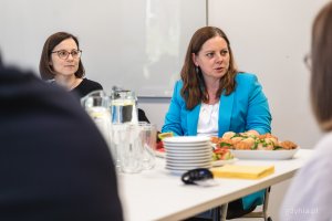 Prezydent Gdyni Aleksandra Kosiorek i zastępca naczelnika Wydziału Polityki Gospodarczej Justyna Patyk podczas spotkania w siedzibie Jit Team (fot. Kamil Złoch)