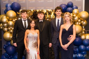 Maturzystki i maturzyści z Zespołu Szk&oacute;ł Administracyjno-Ekonomicznych w Gdyni (fot. Paweł Budziński)