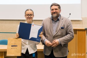 Na zdjęciu (od lewej): Maja Firgon, radna Młodzieżowej Rady Miasta, Tadeusz Szemiot, przewodniczący Rady Miasta (fot. Paweł Budziński)