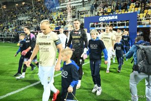 Zawodnicy Arki Gdynia wychodzą na murawę. Na pierwszym planie Dawid Gojny i Dawid Arndt (fot. Michał Puszczewicz)