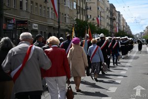 Uczestnicy uroczystości z okazji Święta Narodowego Trzeciego Maja podczas przemarszu ul. Świętojańską 