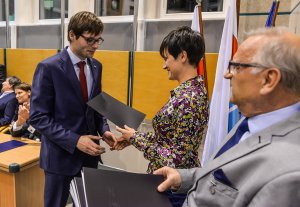 Marek Dudziński odbiera zaświadczenie o wyborze na radnego // fot. Przemysław Świderski