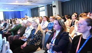 Tłumy ludzi na widowni