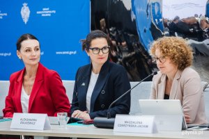 Na zdjęciu od lewej: wojewoda pomorski Beata Rutkiewicz, prezydent Gdańska Aleksandra Dulkiewicz, prezydent Sopotu Magdalena Czarzyńska-Jachim (m&oacute;wi do mikrofonu)