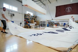 Pracownicy firmy Sail Service rozkładający żagiel stulecia Gdyni 