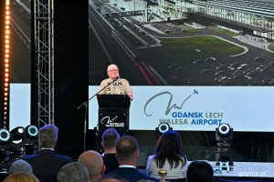 Były prezydent RP i patron lotniska Lech Wałęsa podczas uroczystego otwarcia pirsu zachodniego terminalu T2 Portu Lotniczego Gdańsk // fot. Magdalena Czernek