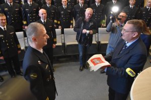 Przekazanie bandery z ORP „Kondor” Muzeum Marynarki Wojennej // fot. Lechosław Dzierżak