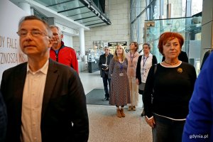 Uczestnicy uroczystości przekazania kapliczki pamięci Józefa i Zofii Unrugów, która odbyła się w Muzeum Marynarki Wojennej 