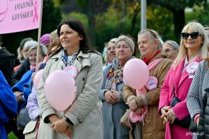 Uczestniczki Marszu R&oacute;żowej Wstążki zgromadzone przed Pomnikiem Polski Morskiej. Wśr&oacute;d nich m.in. wiceprzewodnicząca Rady Miasta Gdyni Mariola Śrubarczyk-Cichowska i Bożena Zglińska &ndash; dyrektorka Centrum Aktywności 