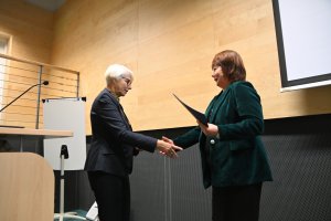 Joanna Zielińska - przewodnicząca Rady Miasta Gdyni dziękuje i gratuluje Katarzynie Leszczyńskiej, przewodniczącej Rady Ławniczej Sądu Rejonowego w Gdyni