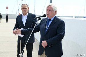Bogusław Witkowski - prezes Pomorskiego Związku Żeglarskiego i prowadzący wydarzenie Aleksander Gosk podczas  uroczystości odsłonięcia tablicy pamiątkowej poświęconej Piotrowi i Mieczysławowi Ejsmontom w alei Żeglarstwa Polskiego 