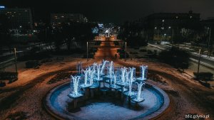 świąteczne iluminacje w mieście, widok z góry, ruch uliczny, fontanna
