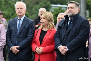 Uroczystości pod pomnikiem Ofiar Grudnia 1970 rozpoczęły gdyńskie obchody 45. rocznicy zakończenia strajków i podpisania porozumień sierpniowych. Na zdjęciu senator Sławomir Rybicki, wiceprezydentka Gdyni Oktawia Gorzeńska i przewodniczący Rady Miasta Gdyni Tadeusz Szemiot (fot. Michał Puszczewicz)