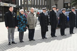 Od lewej: Adam Labuhn - asystent senatora Sławomira Rybickiego, Joanna Zielińska - przewodnicząca Rady Miasta Gdyni, Zenon Roda - radny Gdyni oraz przedstawiciele Marynarki Wojennej podczas obchodów 12. rocznicy katastrofy smoleńskiej // fot. Magdalena Czernek