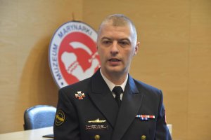 Przekazanie bandery z ORP „Kondor” Muzeum Marynarki Wojennej // fot. Lechosław Dzierżak