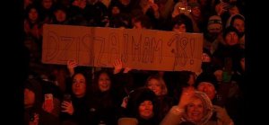 Paulina Jasionowska ze swoim banerem w telewizji