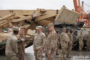 Żołnierze z 598. Brygady Transportowej US Armym obok pojazdy wojskowe