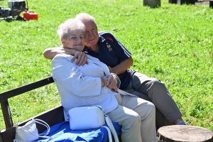 Para seniorów na pikniku na Polance Redłowskiej