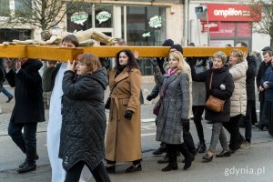 Uczestnicy Gdyńskiej Drogi Krzyżowej niosący krzyż. Wśród nich m.in. posłanka Dorota Arciszewska-Mielewczyk i radna Ewa Krym