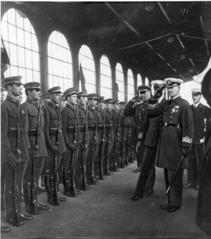 Kontradmirał Józef Unrug na dworcu w Moskwie, 1936, fot. Muzeum Marynarki Wojennej