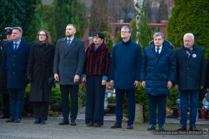 W uroczystościach upamiętniających marynarzy represjonowanych przez władze komunistyczne w okresie powojennym wzięli udział m.in. posłowie Michał Kowalski i Wioleta Tomczak, Beata Koniarska &ndash; radna wojew&oacute;dztwa pomorskiego, wiceprezydent Gdyni Rafał Geremek oraz Krzysztof Kozubowski ze Światowego Związku Żołnierzy Armii Krajowej 