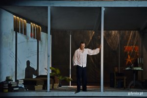 Jakub Brucheiser, aktor, odtwórca roli Mistrza podczas próby medialnej spektaklu „Mistrz i Małgorzata” w Teatrze Muzycznym w Gdyni // fot. Magdalena Czernek