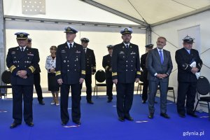 Prezydent Gdyni Wojciech Szczurek (drugi z prawej w pierwszym rzędzie) oraz dowództwo Marynarki Wojennej na ceremonii chrztu i podniesienia bandery na pokładzie statku "Zodiak II" // fot. Magdalena Czernek