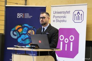 Konferencja „Edukacja równościowa zaczyna się w szkole”. Na zdjęciu dr Grzegorz Piekarski z Uniwersytetu Pomorskiego w Słupsku (fot. Katarzyna Balcerzak)