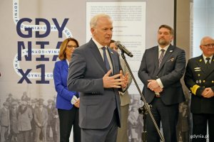 Senator Sławomir Rybicki przemawiający podczas uroczystego otwarcia wystawy &bdquo;Gdynia x 10&rdquo;