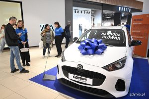 W Centrum Riviera mamy okazję na żywo zobaczyć jeden z dw&oacute;ch samochod&oacute;w, kt&oacute;ry znajduje się w puli nagr&oacute;d (fot. Michał Puszczewicz)