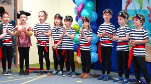 Dzieci w strojach piratów