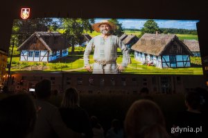 &bdquo;Zaczęło się  od morza. Baśniowa opowieść o Gdyni&rdquo;, video mapping na fasadzie urzędu miasta i widzowie