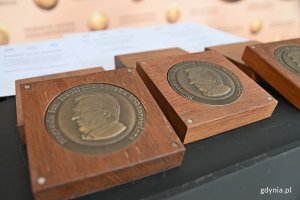 Nagroda im. Kapitana Leszka Wiktorowicza - pamiątkowe medale w drewnianych pudełkach