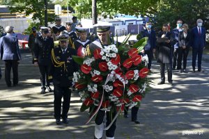 Uczestnicy złozyli kwiaty pod pomnikiem głównym na Cmentarzu Wojennym w Gdyni // fot. Magdalena Czernek